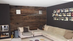 Ein modernes Wohnzimmer mit einem Ecksofa, einem Zweisitzer und einem Couchtisch.