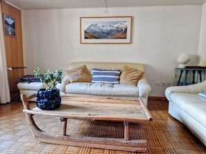 A living room with a sofa, a coffee table, and a potted plant. - Faderhorn 8 Appartement/Fewo Appartement/Fewo by Interhome (Saas-Almagell)