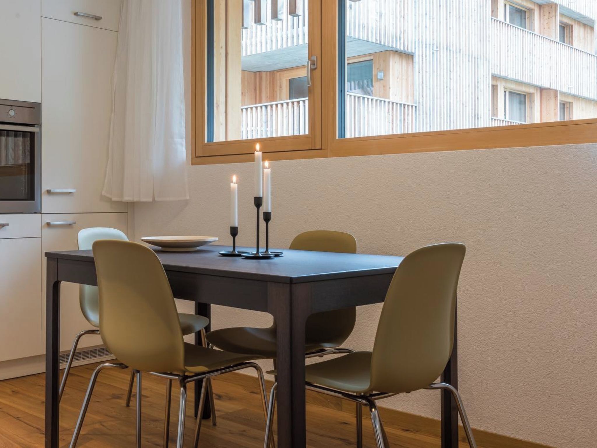 Un comedor con una mesa, sillas y un candelabro.