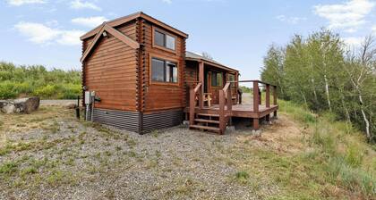 2BR cabin near water, mountains, and outdoor adventure.