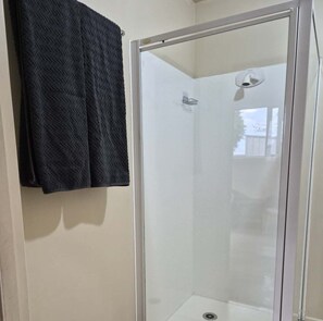 Shower, towels, toilet paper - Best-Value Hanmer Springs Studio - No Cleaning Fee & Self Check-In (Hanmer Springs)