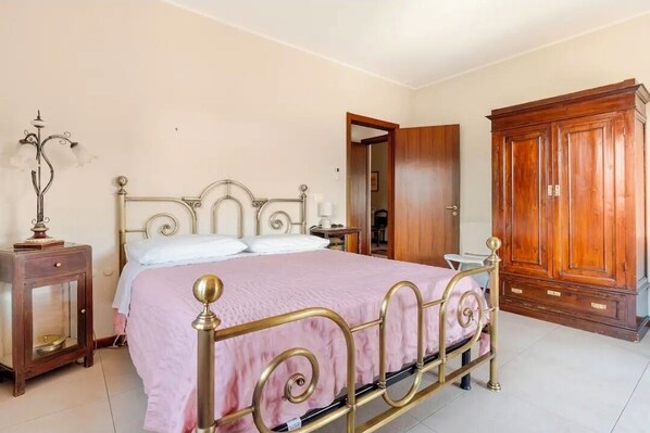 Iron/ironing board, WiFi, bed sheets - Vrbo Property (Cosenza)