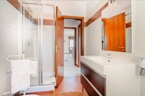 Shower, hair dryer, bidet, towels - Vrbo Property (Cosenza)