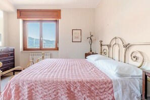 Tabla de planchar con plancha, wifi, ropa de cama