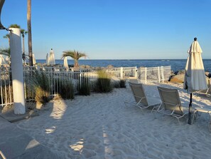 Property grounds - Cozy 1-bedroom condo in private Seabrook Island with 2 queen beds. (Seabrook Island)