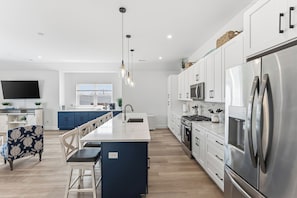 Coffee/tea maker, fridge, microwave, oven - Luxury Top-Floor 3BR Condo with Pool, Just 2 Blocks from the Beach! (Wildwood)