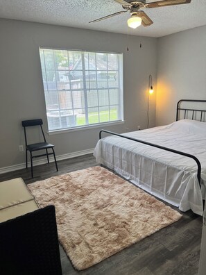 Room - Private bedroom with King Bed & dedicated & private bathroom plus dressing room (Houston)