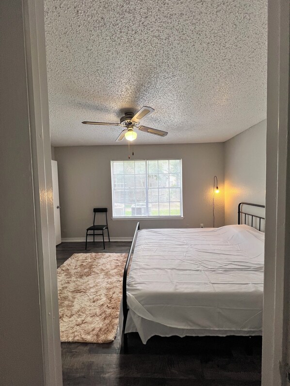 Room - Private bedroom with King Bed & dedicated & private bathroom plus dressing room (Houston)