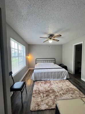 Room - Private bedroom with King Bed & dedicated & private bathroom plus dressing room (Houston)