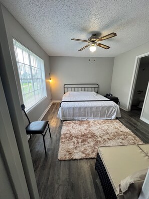 Room - Private bedroom with King Bed & dedicated & private bathroom plus dressing room (Houston)