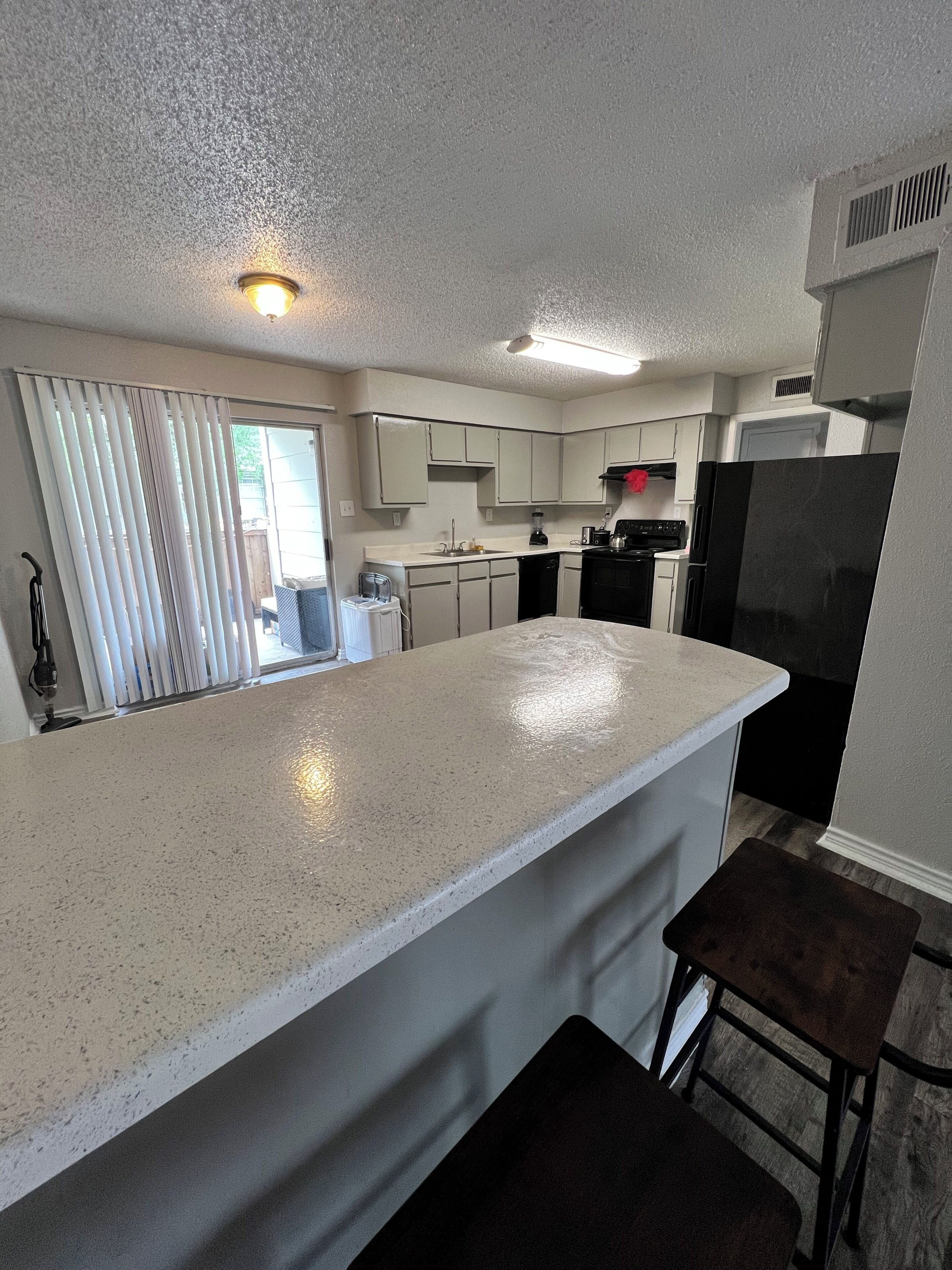 Fridge, oven, stovetop, electric kettle