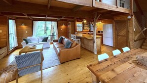 A cabin with a loft bedroom, a dining area, a kitchen, and a living room with a sofa and coffee table. - Inglenook: Cosy forest escape, 5min to Denmark (Denmark)