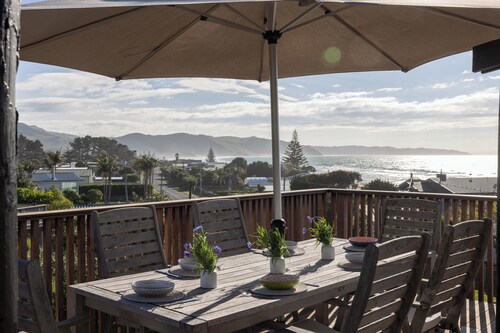 Entire home in Waimārama, sea views, 2 minute walk to the beach.