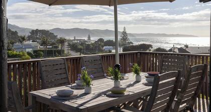 Entire home in Waimārama, sea views, 2 minute walk to the beach.