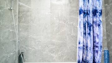 Douche, serviettes fournies