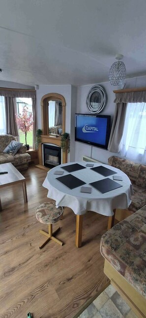TV, fireplace