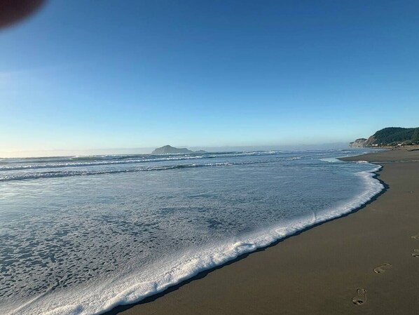 Beach nearby - Spacious Waimārama Beach House with Large Deck (Waimārama)
