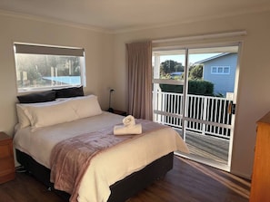 2 bedrooms, iron/ironing board, WiFi, bed sheets - Spacious Waimārama Beach House with Large Deck (Waimārama)