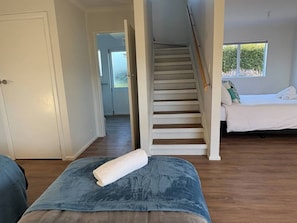 2 bedrooms, iron/ironing board, WiFi, bed sheets - Spacious Waimārama Beach House with Large Deck (Waimārama)