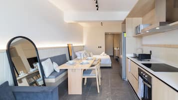 Studio Superior, pemandangan kota | Dapur pribadi | Lemari es kecil, microwave, oven, dan kompor