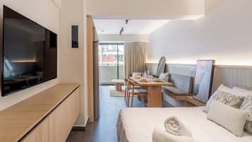 Studio – superior, byutsikt | Safe på rommet, blendingsgardiner og strykejern/-brett