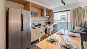 Estudio superior, vista a la ciudad | Cocina privada | Frigobar, microondas, horno y parrilla de estufa