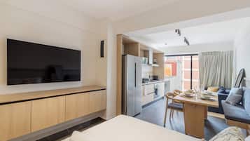 Estudio superior, vista a la ciudad | Caja de seguridad en la habitación y cortinas blackout
