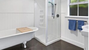 Shower, hair dryer, towels, soap - Wood Street Haven Modern and Walking Distance to Town, Pet Friendly (Greytown)
