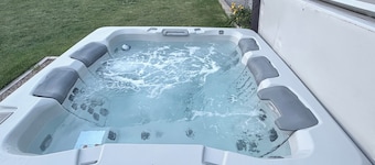 Family friendly 5-bedroom house in marvelous Iowa City with hot tub and fire pit