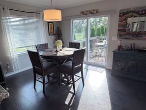 Dining - Family friendly 5-bedroom house in marvelous Iowa City with hot tub and fire pit (Iowa City)
