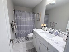 Shower, hair dryer, towels, soap - Family friendly 5-bedroom house in marvelous Iowa City with hot tub and fire pit (Iowa City)