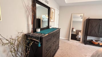 5 habitaciones, tabla de planchar con plancha, wifi y ropa de cama