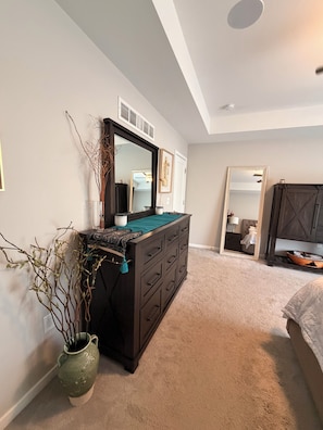 5 bedrooms, iron/ironing board, WiFi, bed sheets