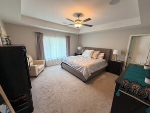 5 bedrooms, iron/ironing board, WiFi, bed sheets - Family friendly 5-bedroom house in marvelous Iowa City with hot tub and fire pit (Iowa City)