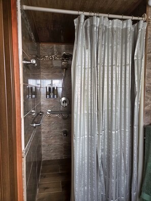 Shower, towels, soap, shampoo - Escazu Studio (San Antonio de Escazu)