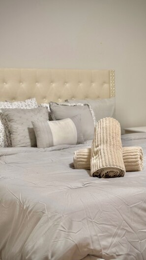4 bedrooms, free WiFi - Cozy, pet friendly retreat close to Niagara Falls | sleeps 8 (Thorold)
