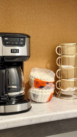 Coffee and/or coffee maker - Cozy, pet friendly retreat close to Niagara Falls | sleeps 8 (Thorold)