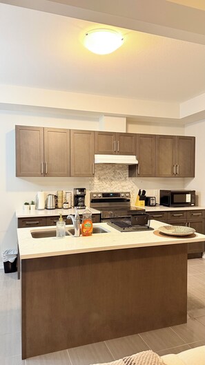 Coffee/tea maker, fridge, microwave, oven