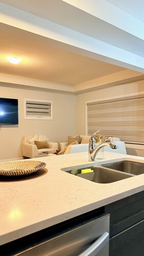 Cozy, pet friendly retreat close to Niagara Falls | sleeps 8