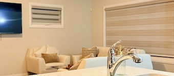 Cozy, pet friendly retreat close to Niagara Falls | sleeps 8