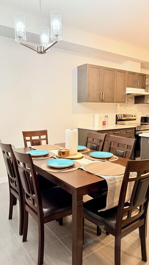 Dining - Cozy, pet friendly retreat close to Niagara Falls | sleeps 8 (Thorold)