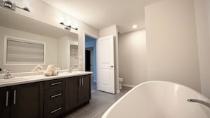 Shower, towels, shampoo, toilet paper - Cozy, pet friendly retreat close to Niagara Falls | sleeps 8 (Thorold)