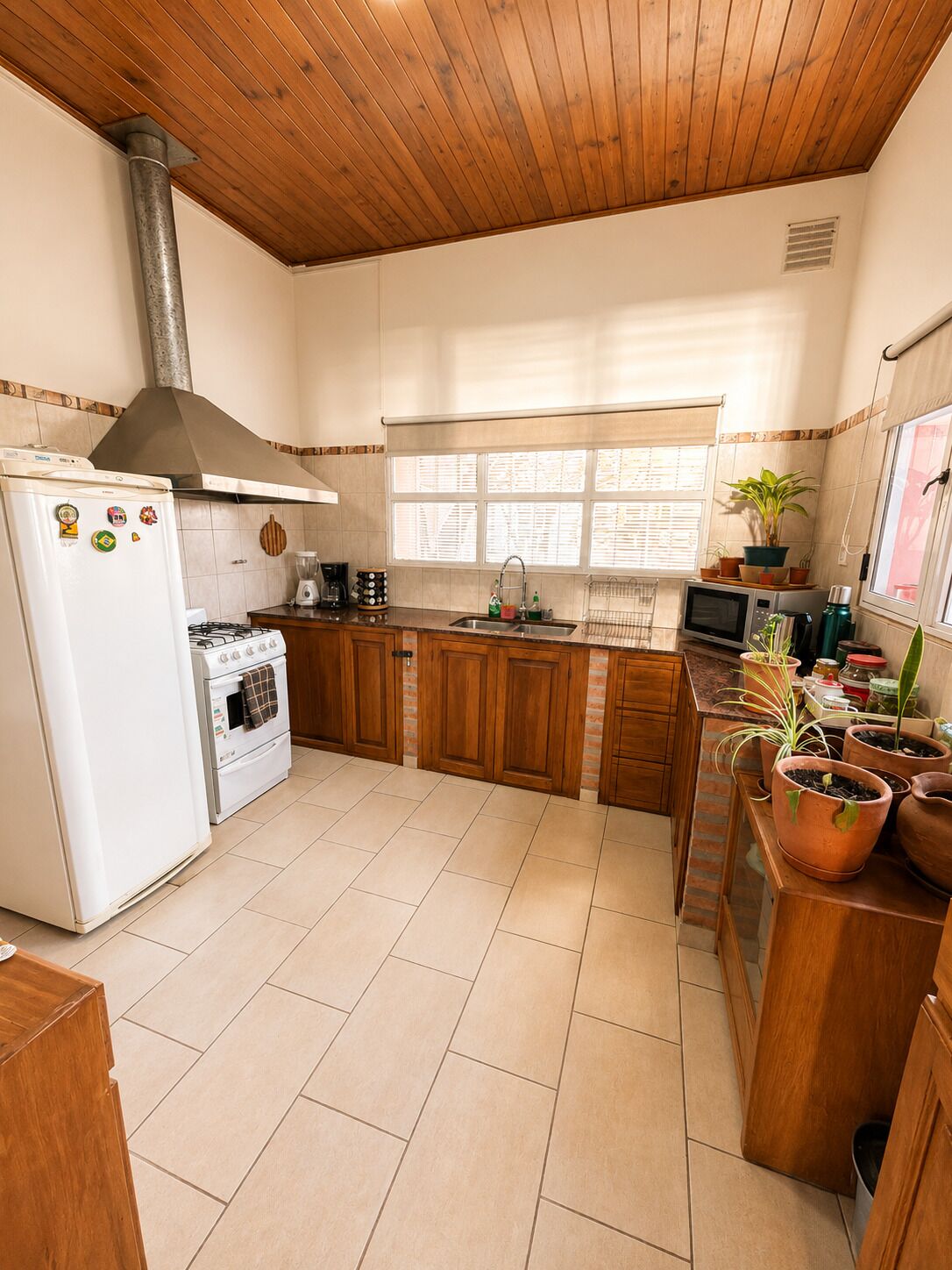 Kühlschrank, Mikrowelle, Ofen, Wasserkocher mit Kaffee-/Teezubehör