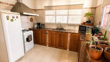 Kühlschrank, Mikrowelle, Ofen, Wasserkocher mit Kaffee-/Teezubehör