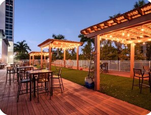 Outdoor dining - The Caloosa Retreat • River View • Pool • Spa • Downtown Fort Myers (Fort Myers)