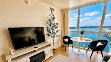 Smart TV, chimenea y tenis de mesa
