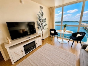 Smart-TV, Kamin, Tischtennisplatte