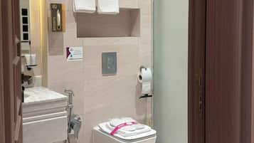 Un baño moderno con ducha, inodoro y lavamanos.