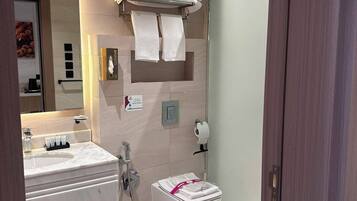 Kombinasi shower/bathtub, pengering rambut, handuk, dan sabun