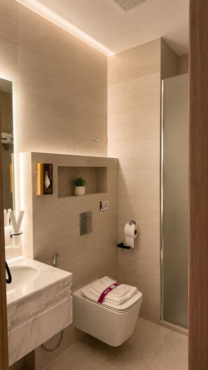 Chambre avec lits jumeaux | Salle de bain